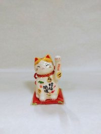 薬師窯　光堂作　彩絵招福開運招き猫（鈴付、中）座布団付き