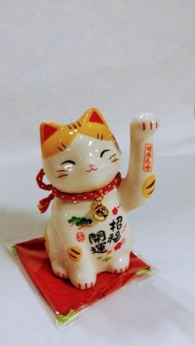 他の写真1: 薬師窯　光堂作　彩絵招福開運招き猫（鈴付、中）座布団付き