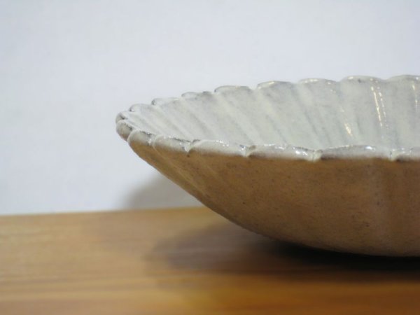 画像3: 信楽焼　へちもん　亜麻白　輪花鉢（L)